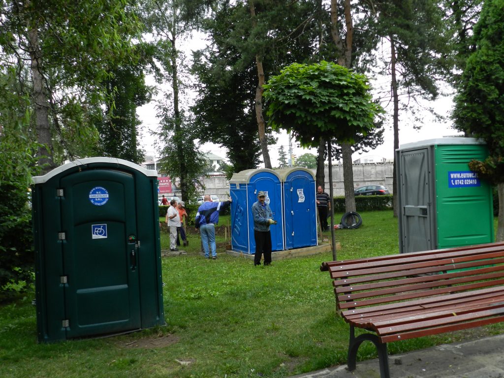 montare WC-uri publice ecologice Suceava 09.07 (2)